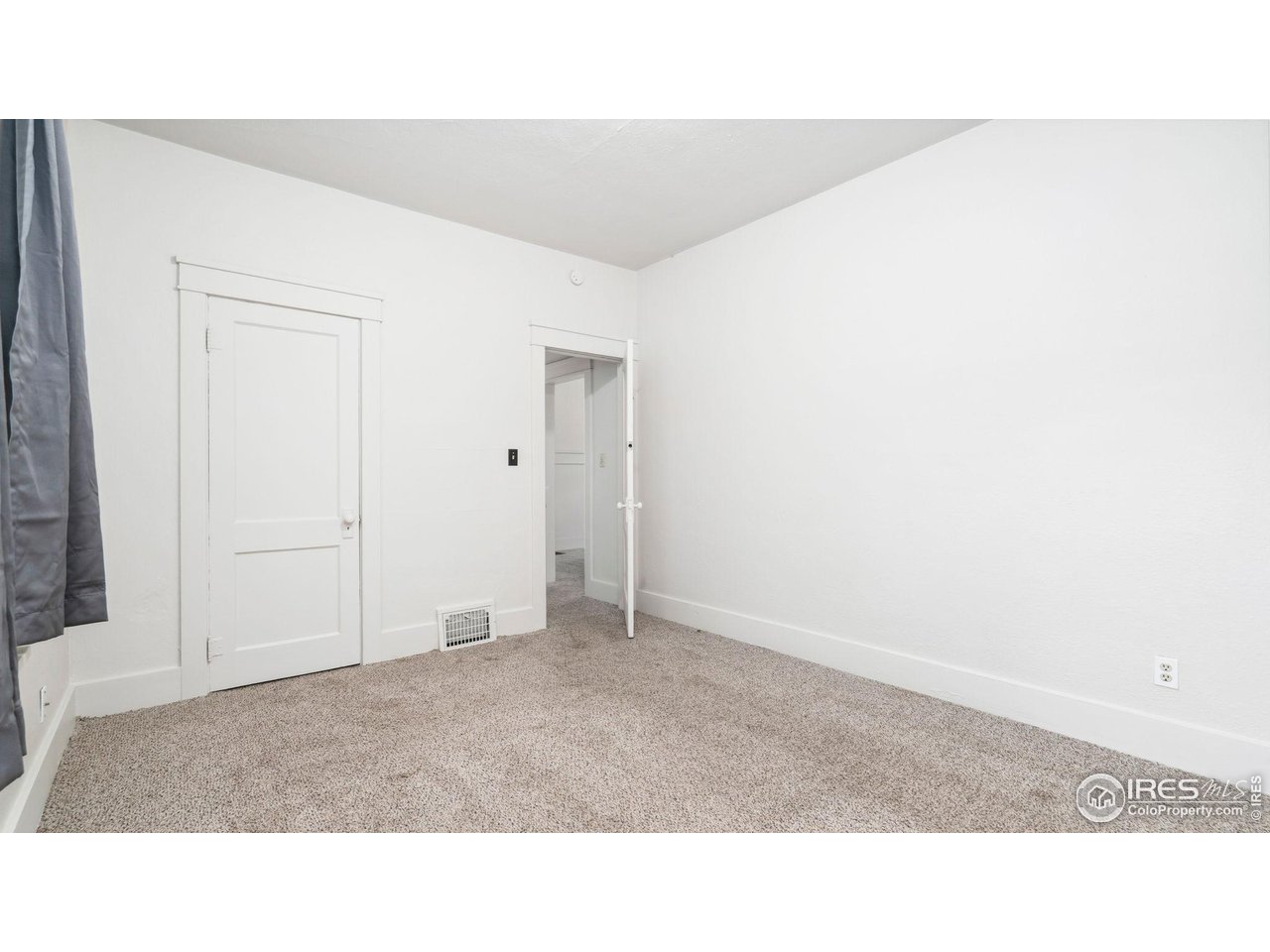 1029 Cranford Place Greeley, CO 80631 - Photo 14 of 34 a room with a bench