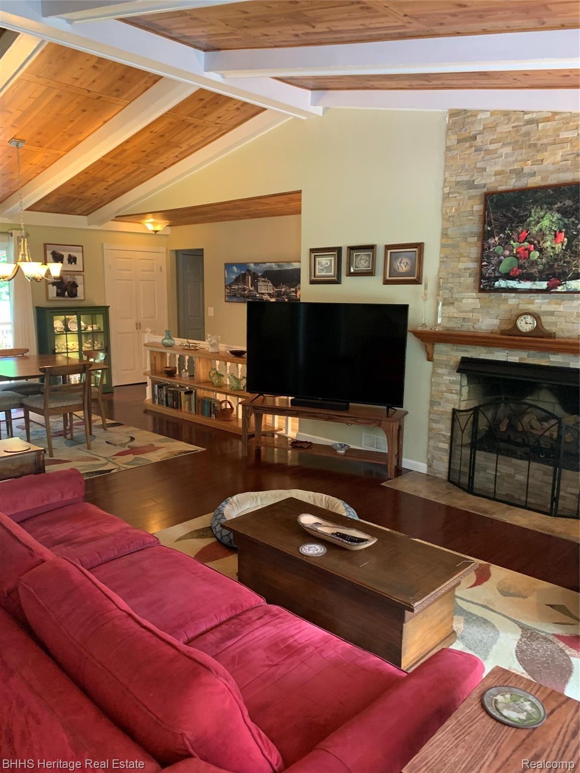 2413 Hunter Road Brighton, MI 48114 - Photo 9 of 42 LIVINGROOM WITH VAULTED CEILING AND LOTS OF NATURAL LIGHT