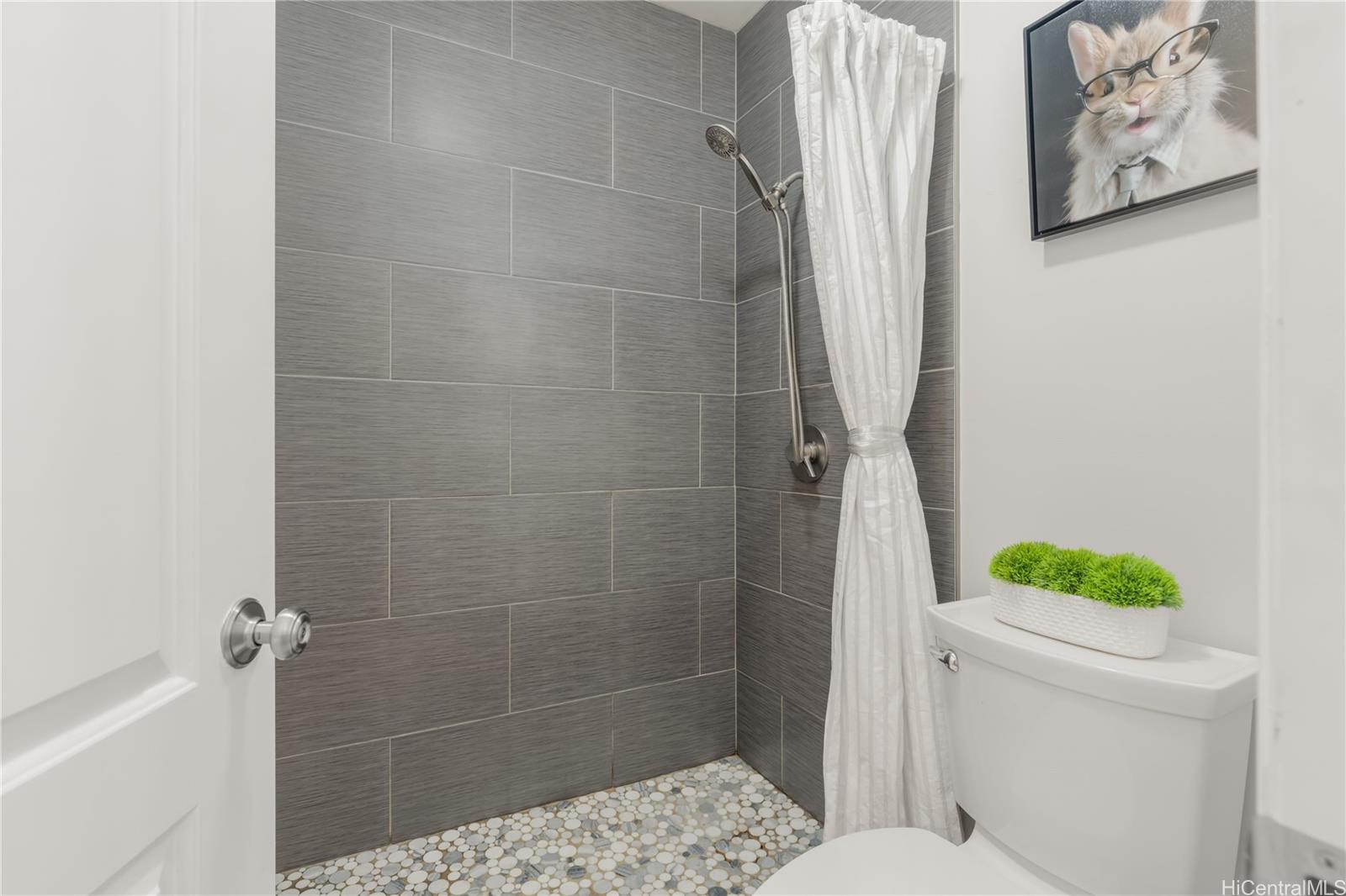 4280 Salt Lake Boulevard, Unit D23 Honolulu, HI 96818 - Photo 20 of 25 2nd floor bathroom