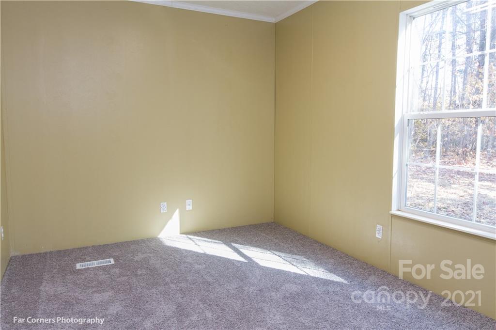 27 Russell Road Hendersonville, NC 28792 - Photo 14 of 26 Gallery Image 14