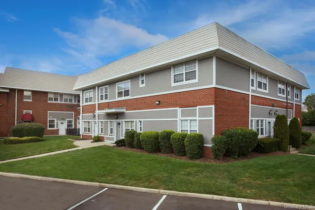 $2,795 | 425 Newbridge Road, Unit 12, East Meadow, NY 11554