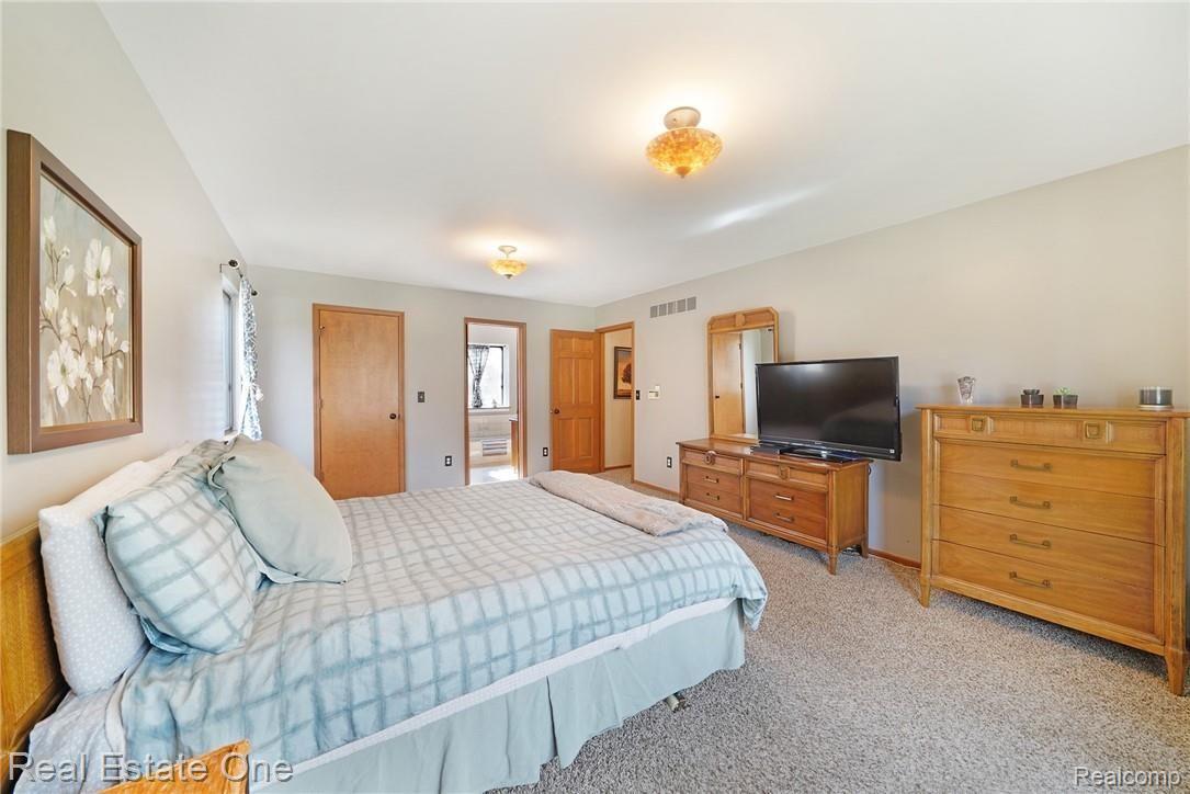 1359 Springwood Lane Rochester, MI 48309 - Photo 26 of 48 25.jpg