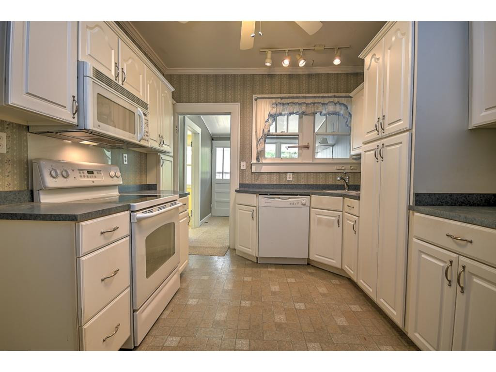 319 Broad Street Erwin, TN 37650 - Photo 11 of 36 Newly remodeled