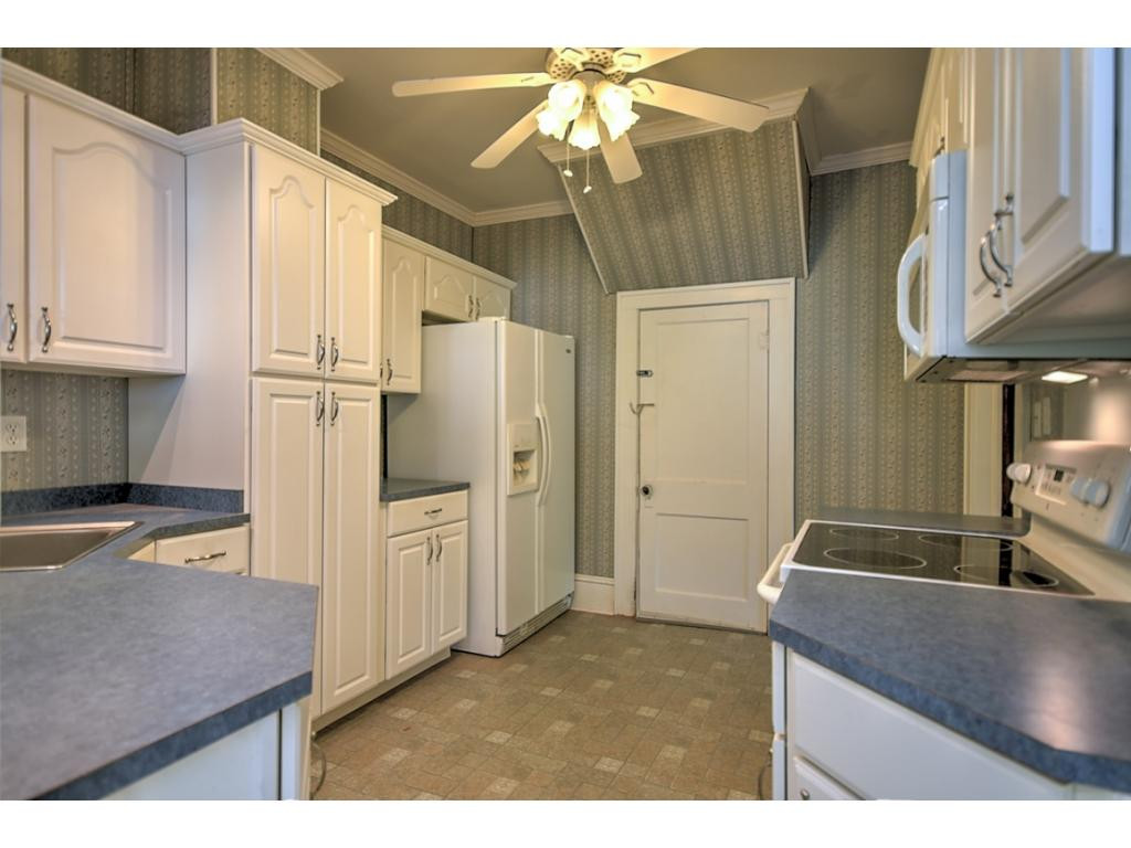 319 Broad Street Erwin, TN 37650 - Photo 12 of 36 Appliances included