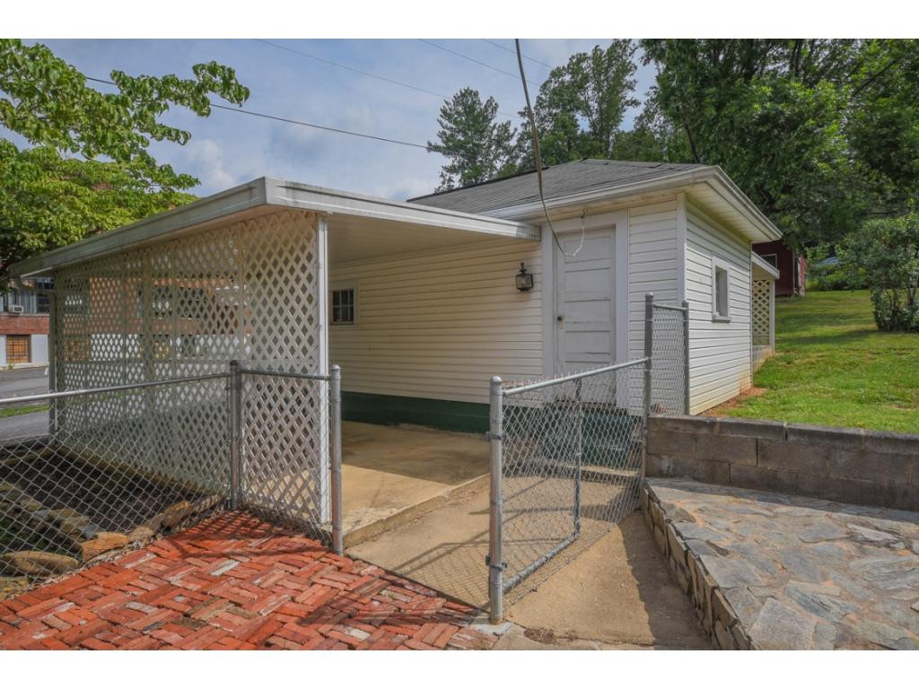 319 Broad Street Erwin, TN 37650 - Photo 30 of 36 2 drive under carports