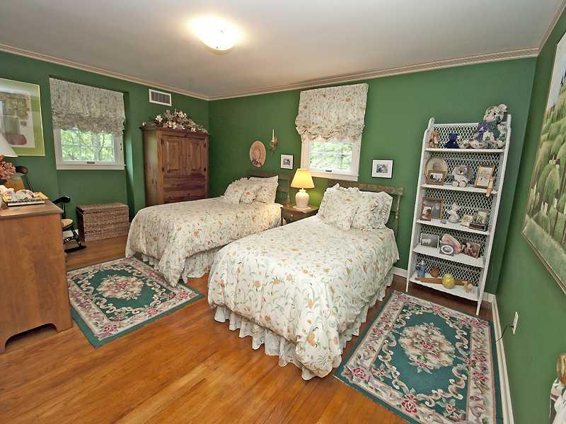 1716 Fox Chapel Road Pittsburgh, PA 15238 - Photo 17 of 21 Bedroom.
