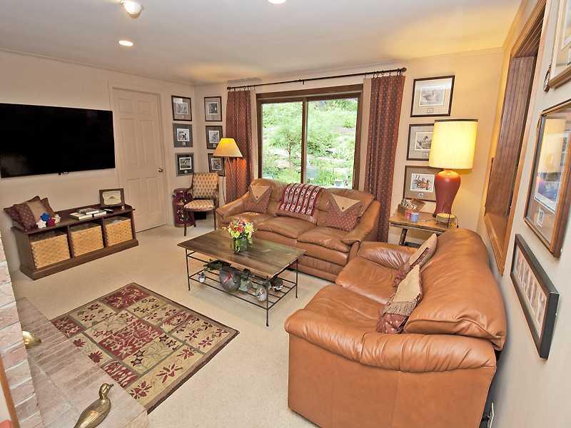 1716 Fox Chapel Road Pittsburgh, PA 15238 - Photo 6 of 21 Family Room.