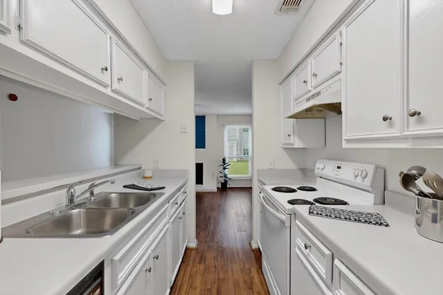 a view of empty room with wooden floor and ceiling fan