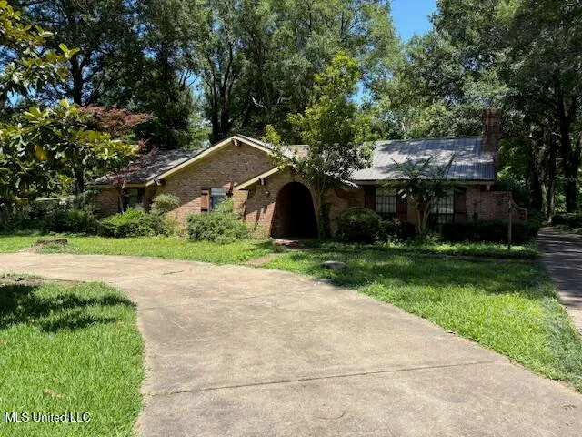 $138,500 | 916 Grenada Boulevard, Greenwood, MS 38930