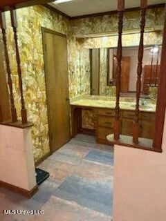 $138,500 | 916 Grenada Boulevard, Greenwood, MS 38930