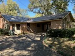 $138,500 | 916 Grenada Boulevard, Greenwood, MS 38930