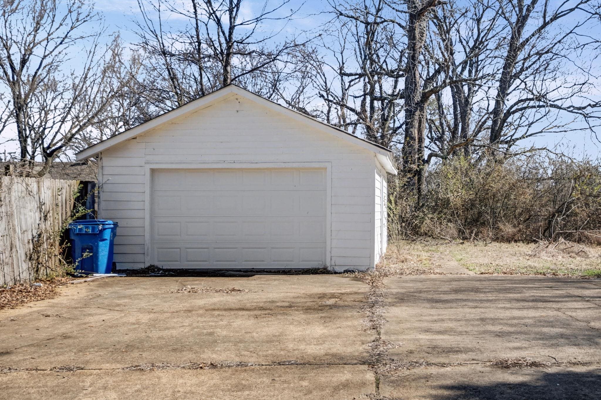 320 North High Street Covington, TN 38019 - Photo 19 of 32 a view of a garage