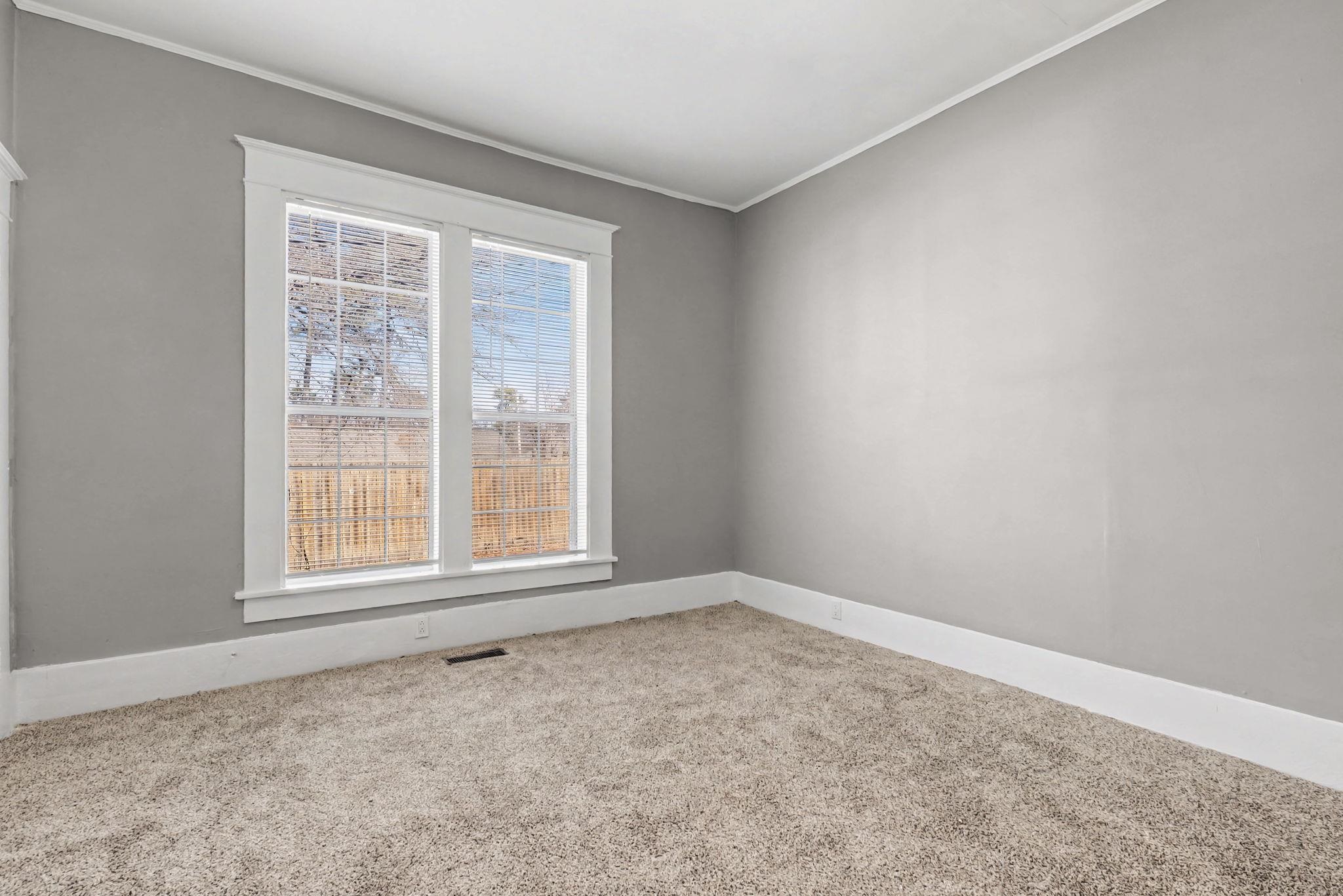 320 North High Street Covington, TN 38019 - Photo 9 of 32 an empty room with a window