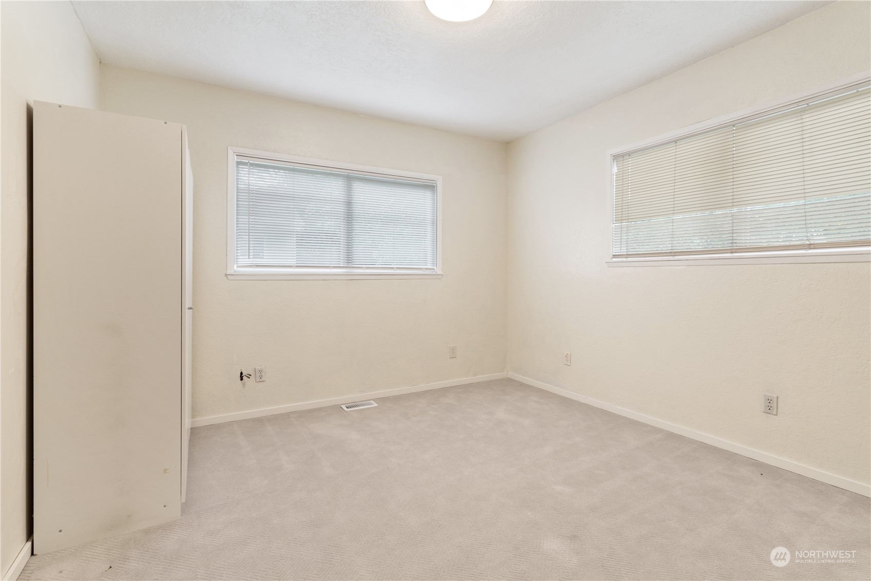 11632 24th Avenue South Seattle, WA 98168 - Photo 13 of 38 an empty room with a window