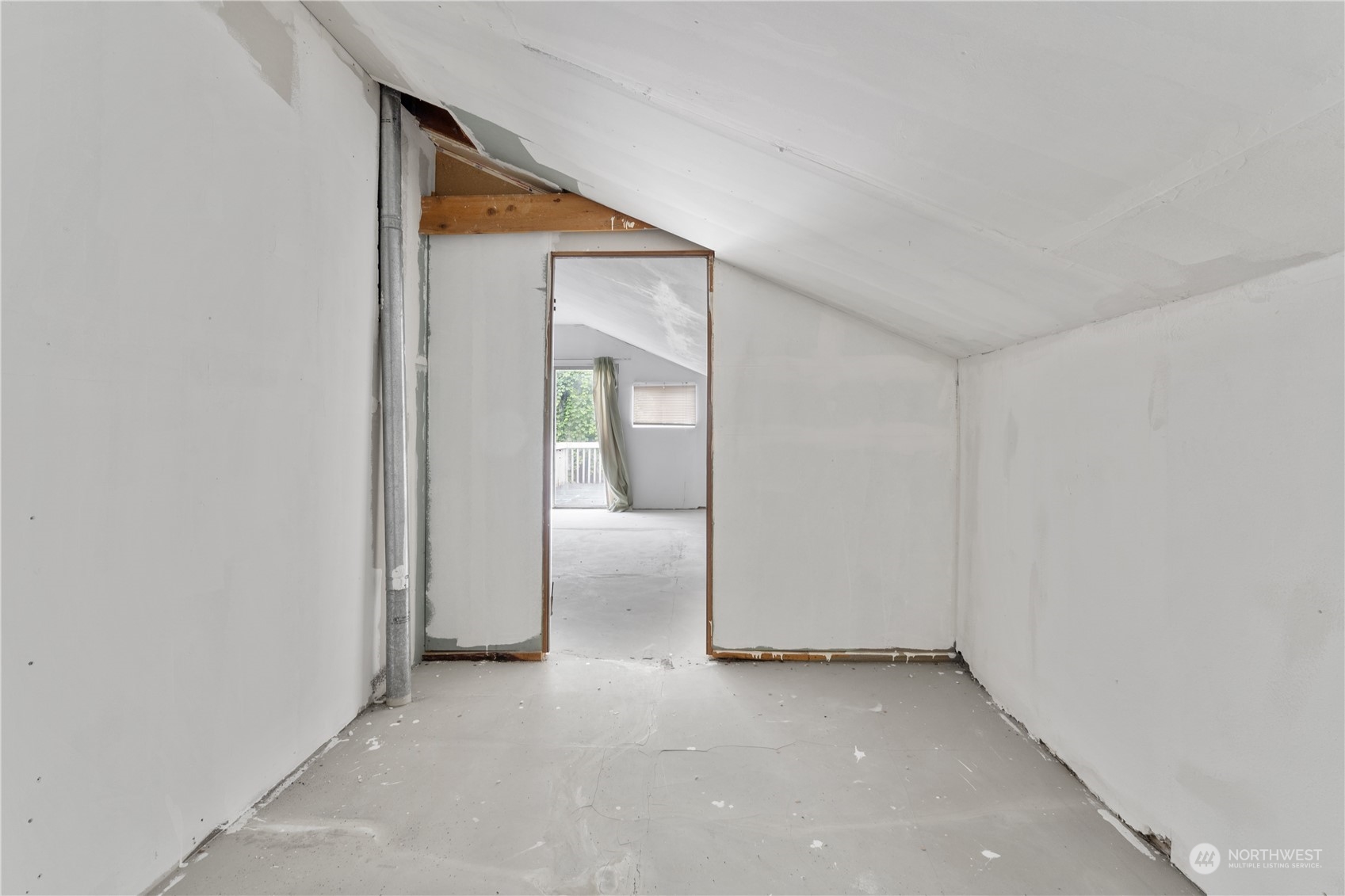 11632 24th Avenue South Seattle, WA 98168 - Photo 28 of 38 an empty room with mirror in it