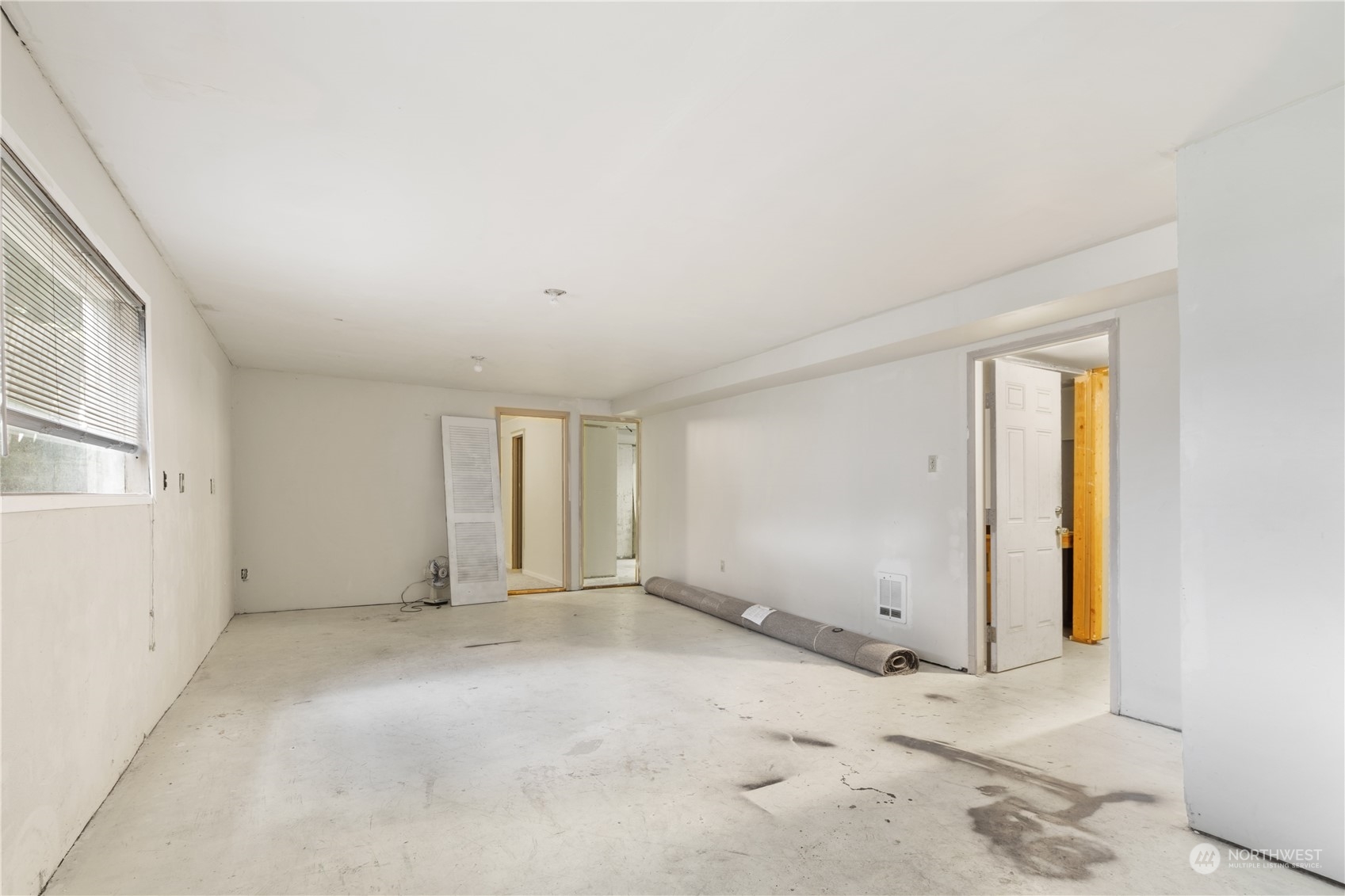 11632 24th Avenue South Seattle, WA 98168 - Photo 31 of 38 an empty room with windows