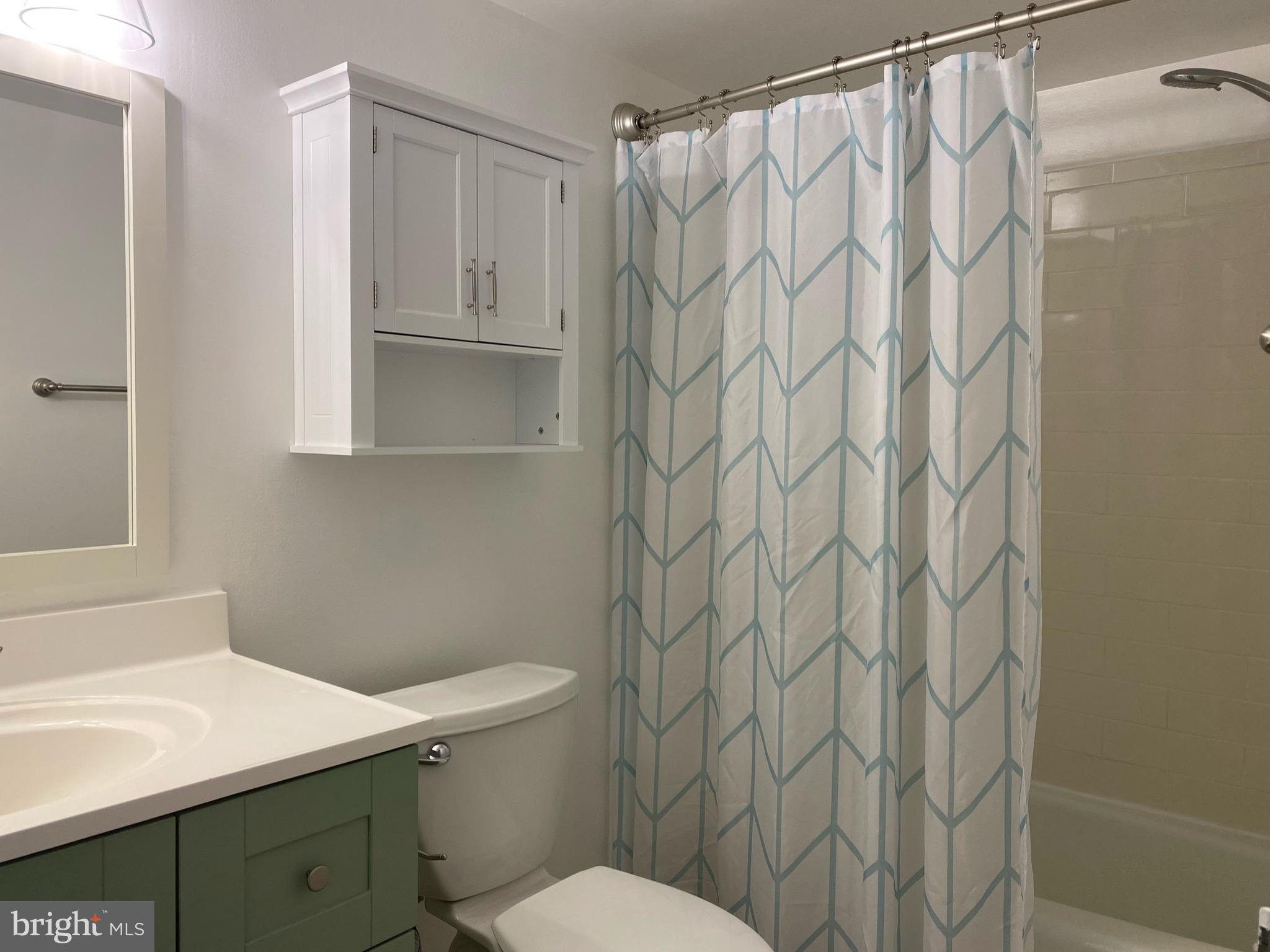 1430 Northgate Square, Unit 11B Reston, VA 20190 - Photo 17 of 25 Primary bath