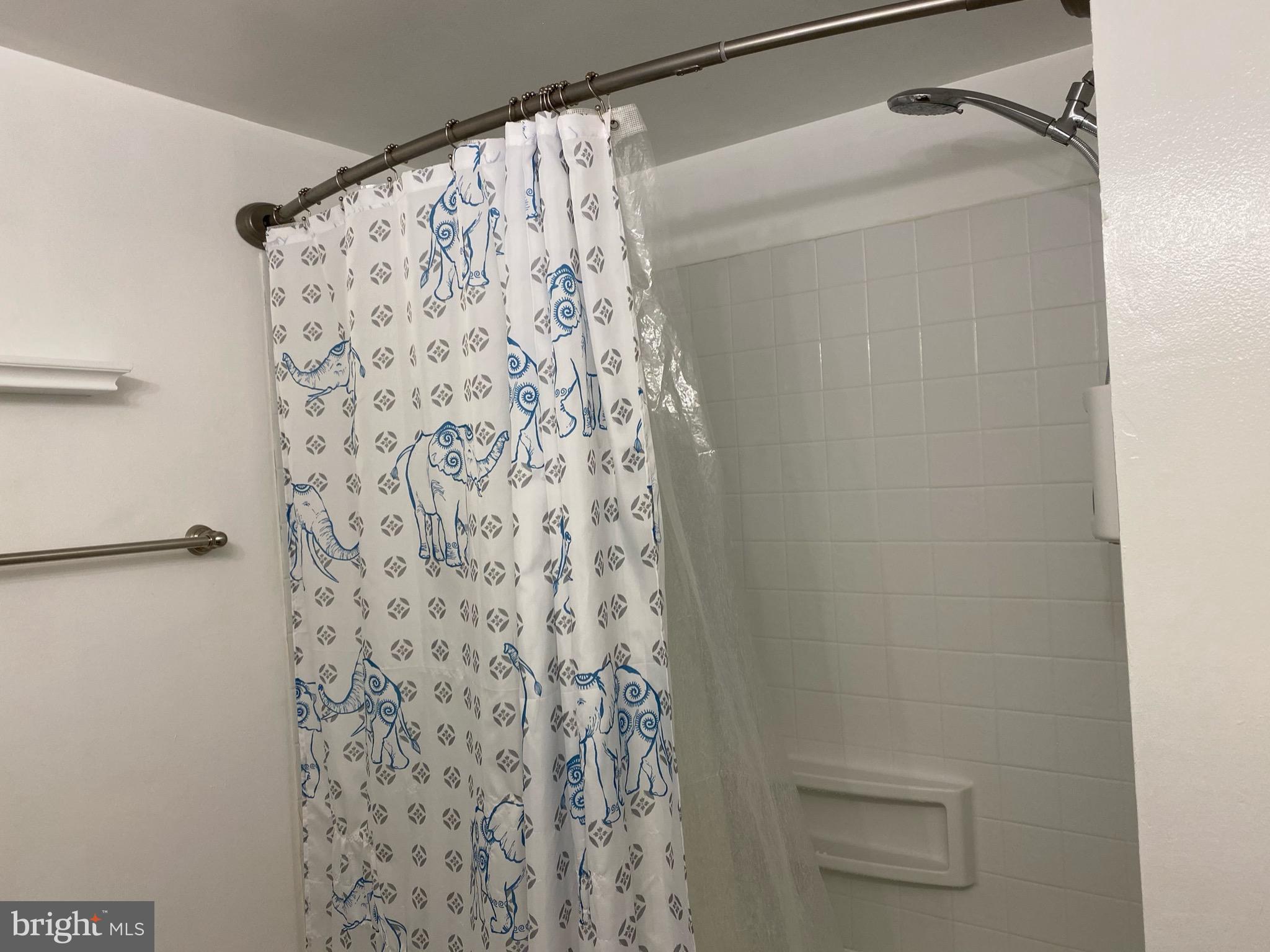 1430 Northgate Square, Unit 11B Reston, VA 20190 - Photo 22 of 25 Secondary bath