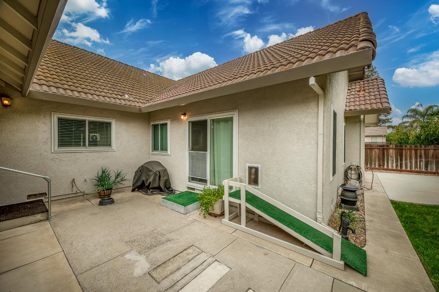 1850 Hammond Drive Turlock, CA 95382 - Photo 49 of 57 a backyard of a house with seating space