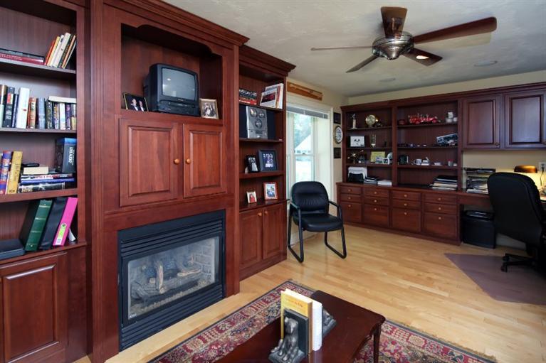 190 Conners Road Centerville, MA 02632 - Photo 11 of 27 a livingroom with a bookshelf and a workspace