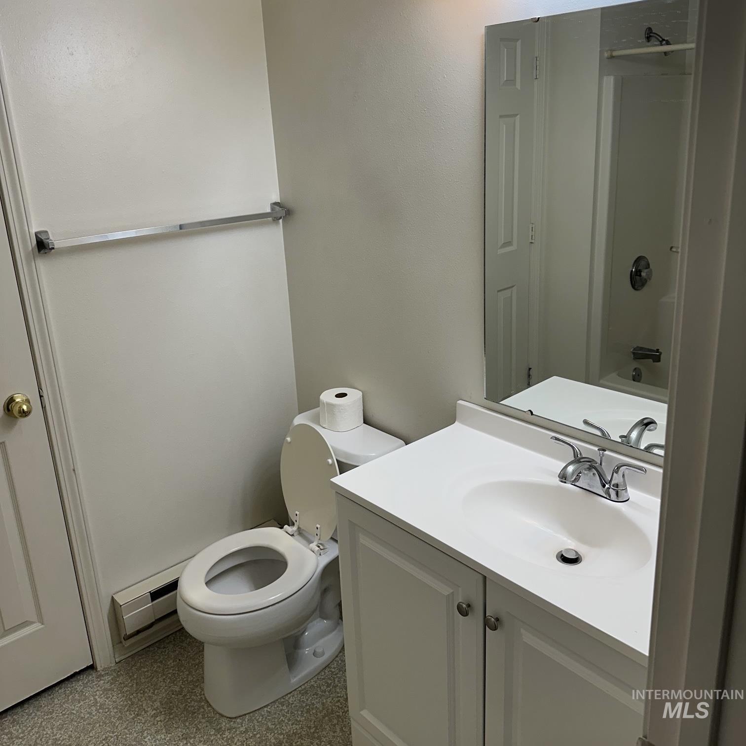 2140 Elizabeth Boulevard Twin Falls, ID 83301 - Photo 3 of 18 Bathroom with vanity and shower / bathtub combination