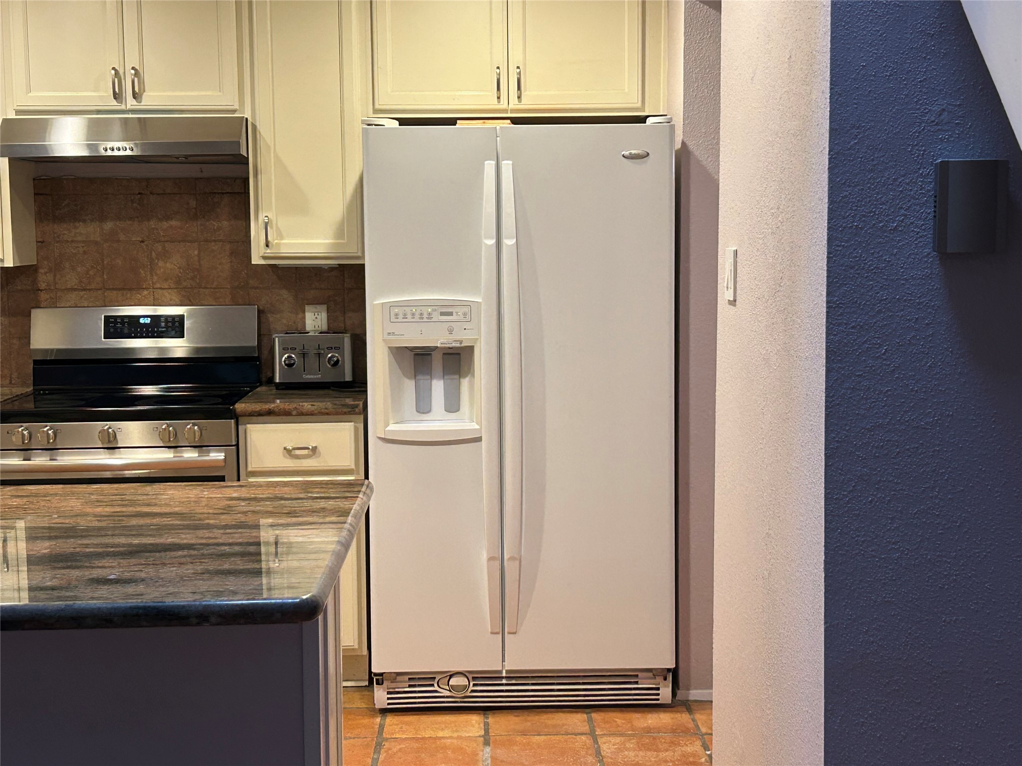 13034 Leader Street, Unit 965 Houston, TX 77072 - Photo 11 of 32 The kitchen fridge with water in the door dispenser is included.