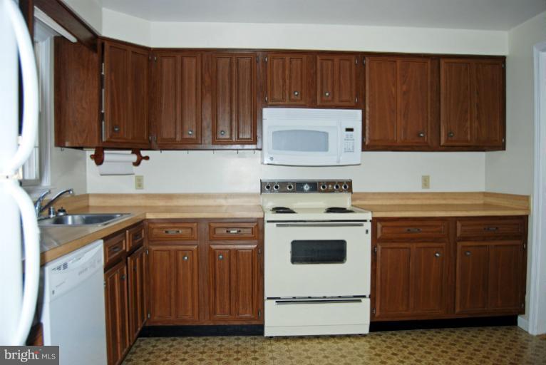 21225 Blue Ridge Mountain Road Paris, VA 20130 - Photo 11 of 14 Kitchen
