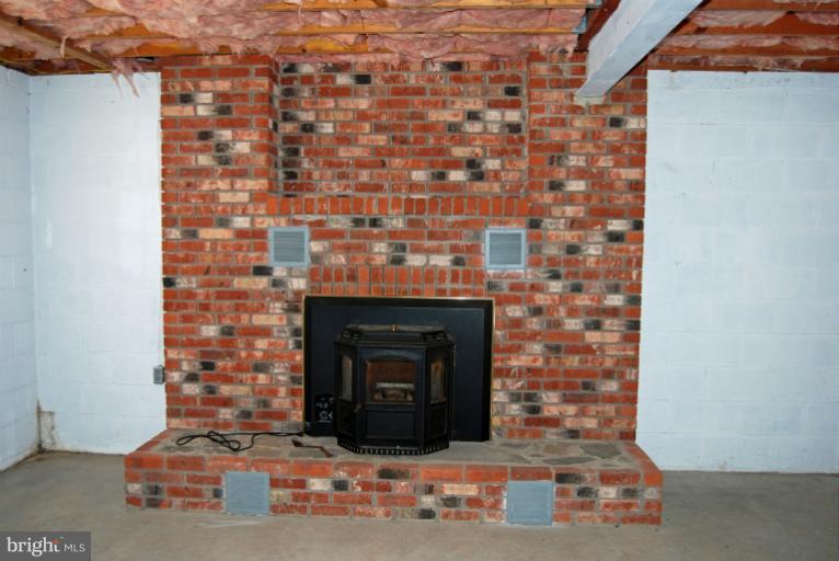 21225 Blue Ridge Mountain Road Paris, VA 20130 - Photo 12 of 14 Family Room