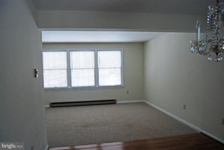 21225 Blue Ridge Mountain Road Paris, VA 20130 - Photo 5 of 14 Living Room