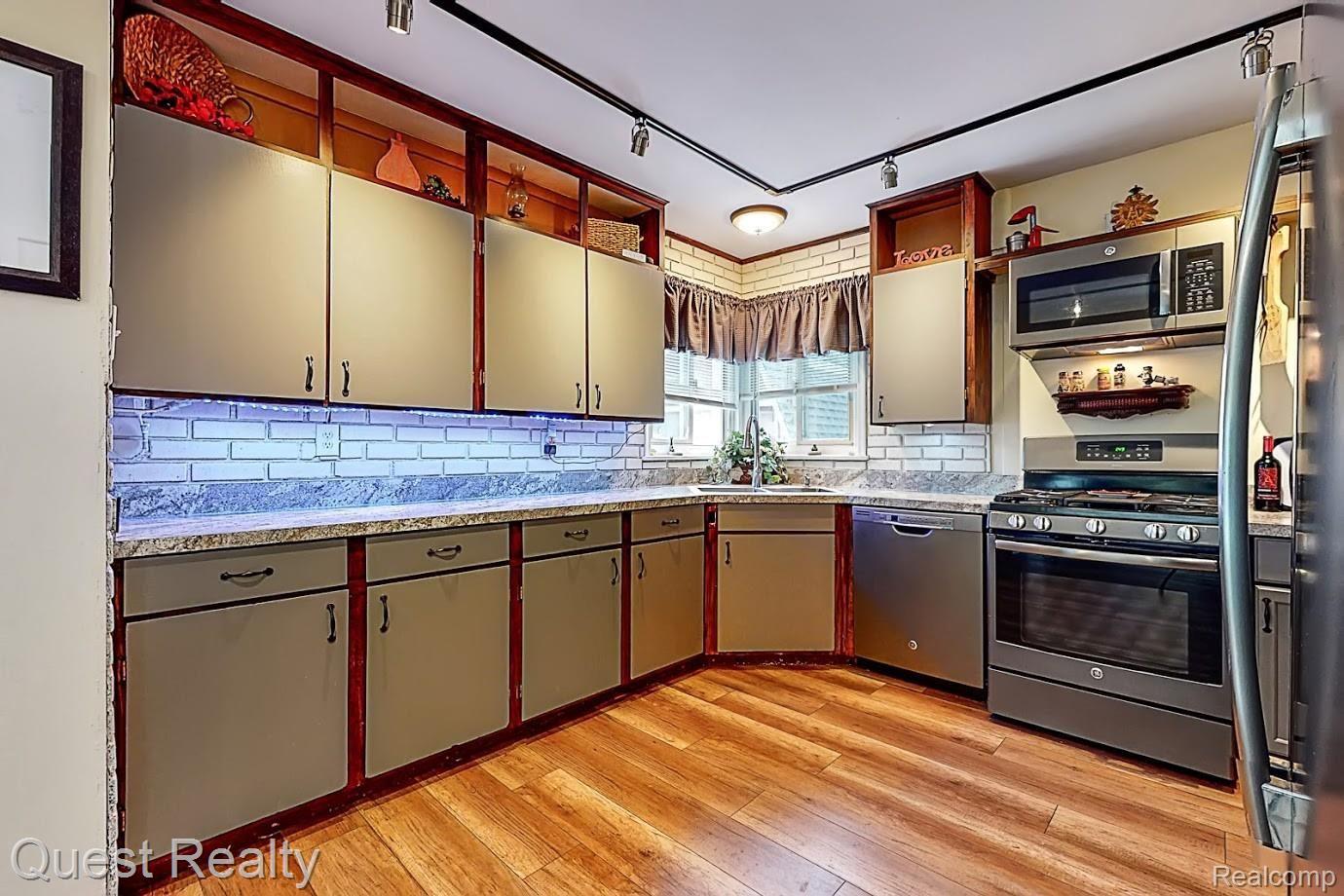 6115 Hatchery Road Waterford, MI 48327 - Photo 27 of 50 kitchen 3.jpg