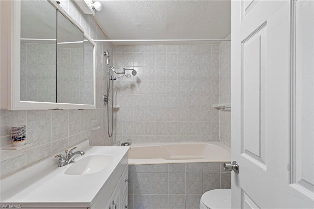 209 Rookery Road Naples, FL 34114 - Photo 17 of 41 Guest Bathroom