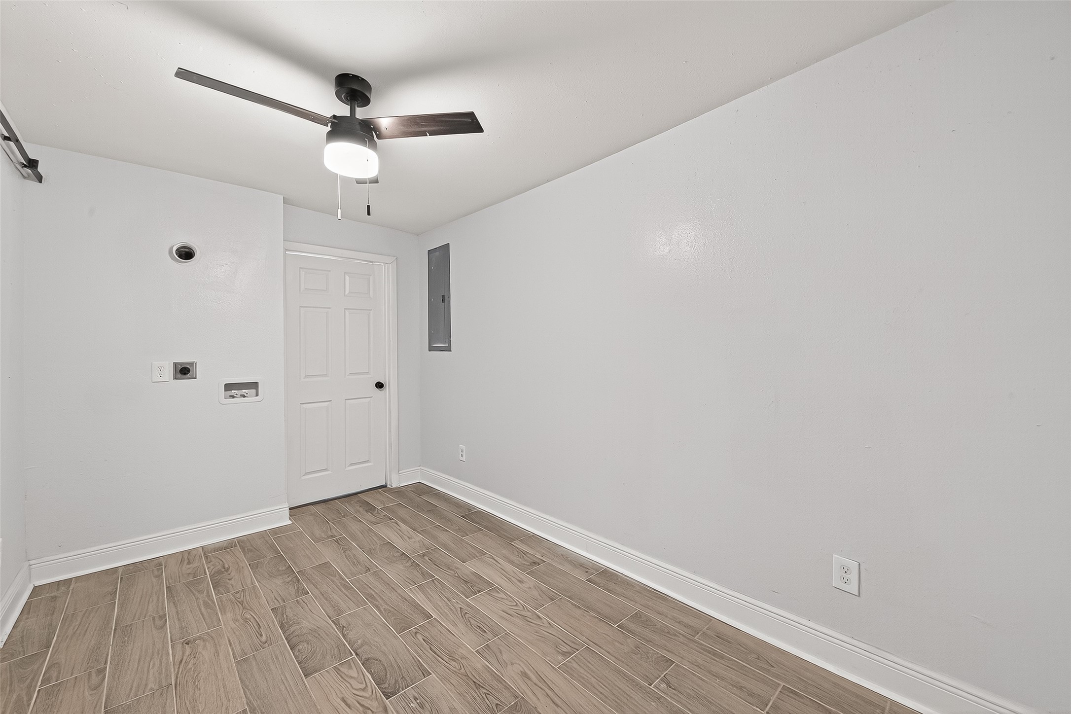 4729 Paradise Lane Houston, TX 77048 - Photo 28 of 43 UTILITY ROOM