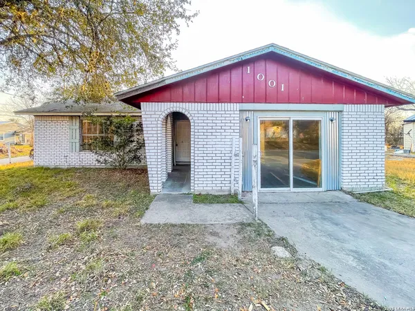 $134,100 | 1001 North Ave B, Beeville, TX 78102