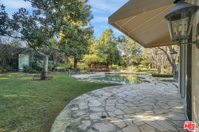 a view of a yard with fountain