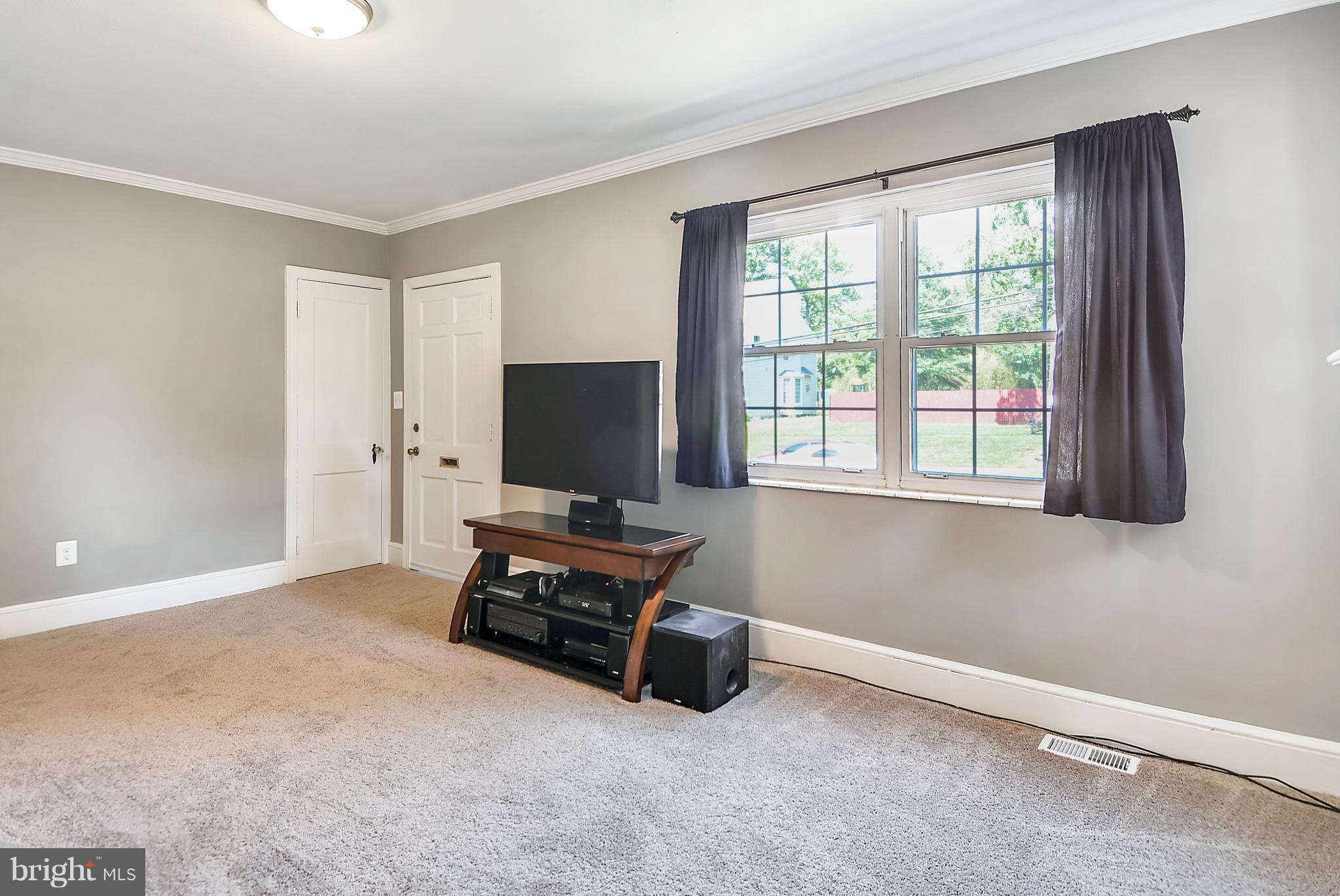 6200 Seabrook Road Lanham, MD 20706 - Photo 6 of 20 Living Room