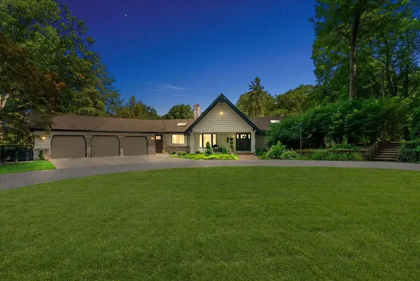 $1,175,000 | 955 Kenwood Drive, Holland, MI 49423
