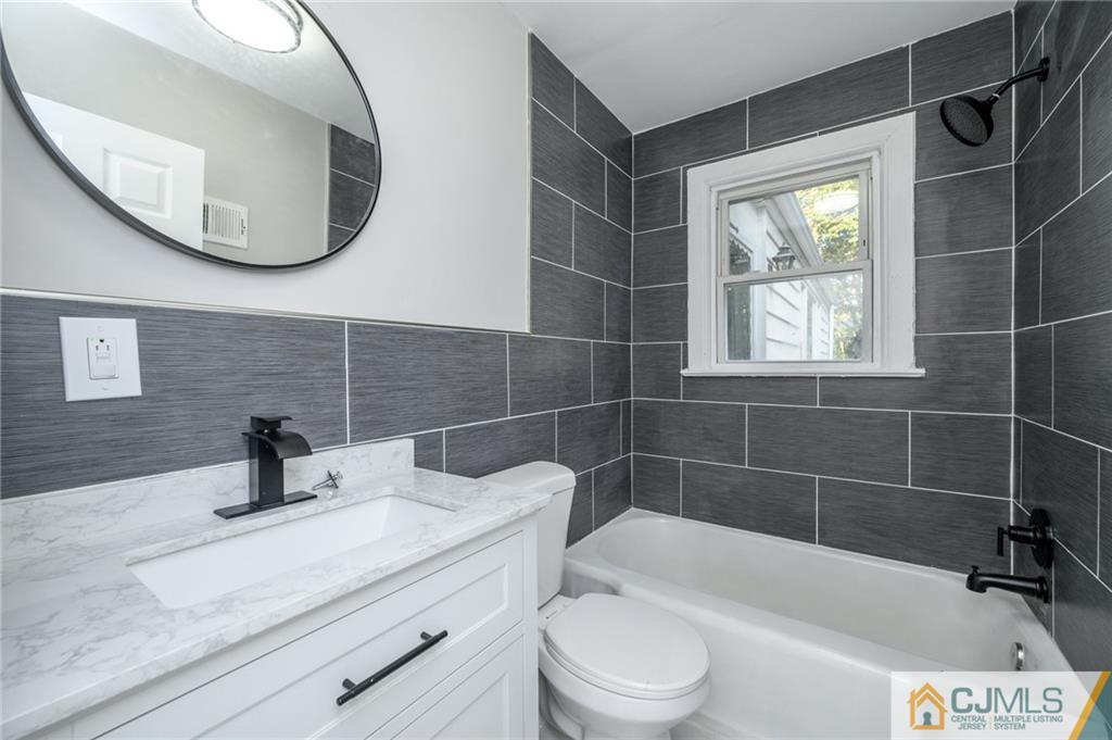 628 Concord Circle Ewing, NJ 08618 - Photo 8 of 48 a bathroom with a sink a toilet and bathtub