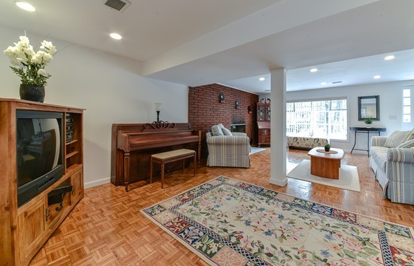26 Ledgewood Road Framingham, MA 01701 - Photo 4 of 24 Gallery Image 4