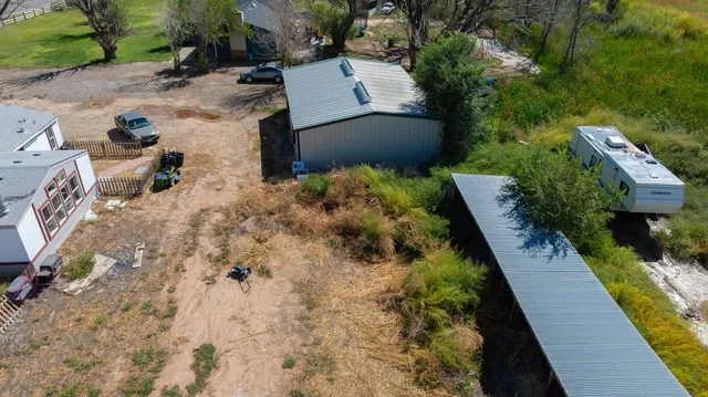 a view of a backyard with pathway