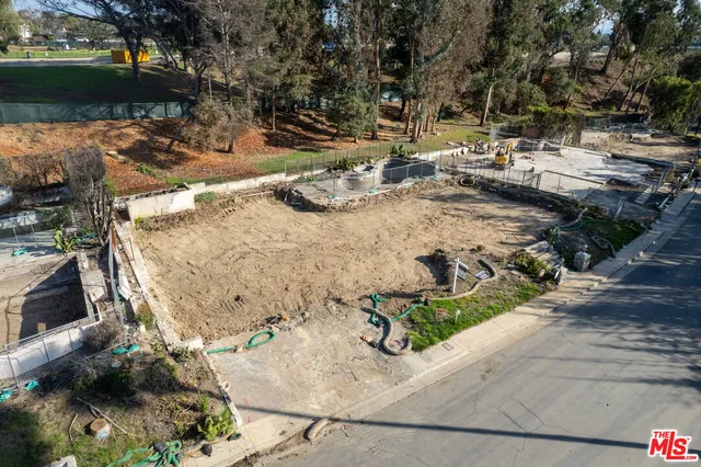 a view of a backyard of the house