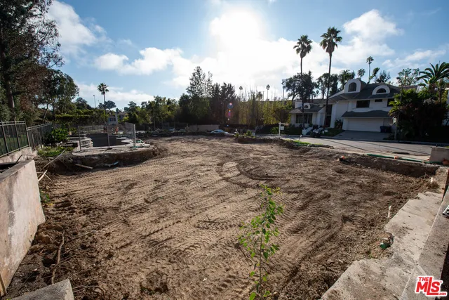 a view of a backyard of the house