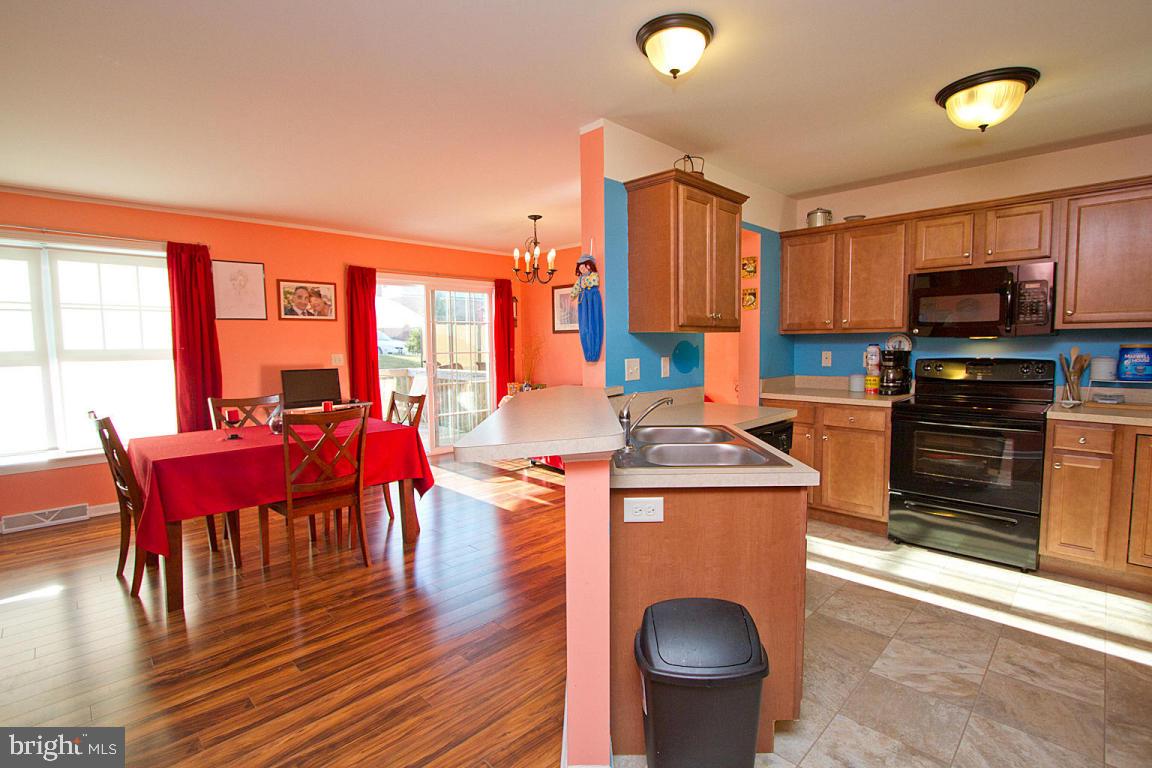 706 Keller Drive Lititz, PA 17543 - Photo 4 of 36