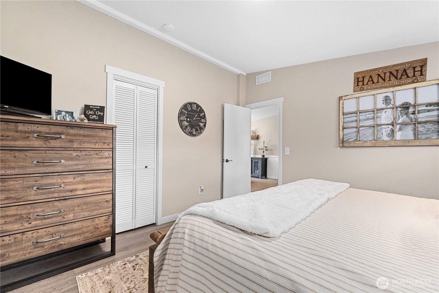 4562 Lessig Road, Unit A Hunters, WA 99137 - Photo 15 of 34 a bedroom with a bed and a flat screen tv