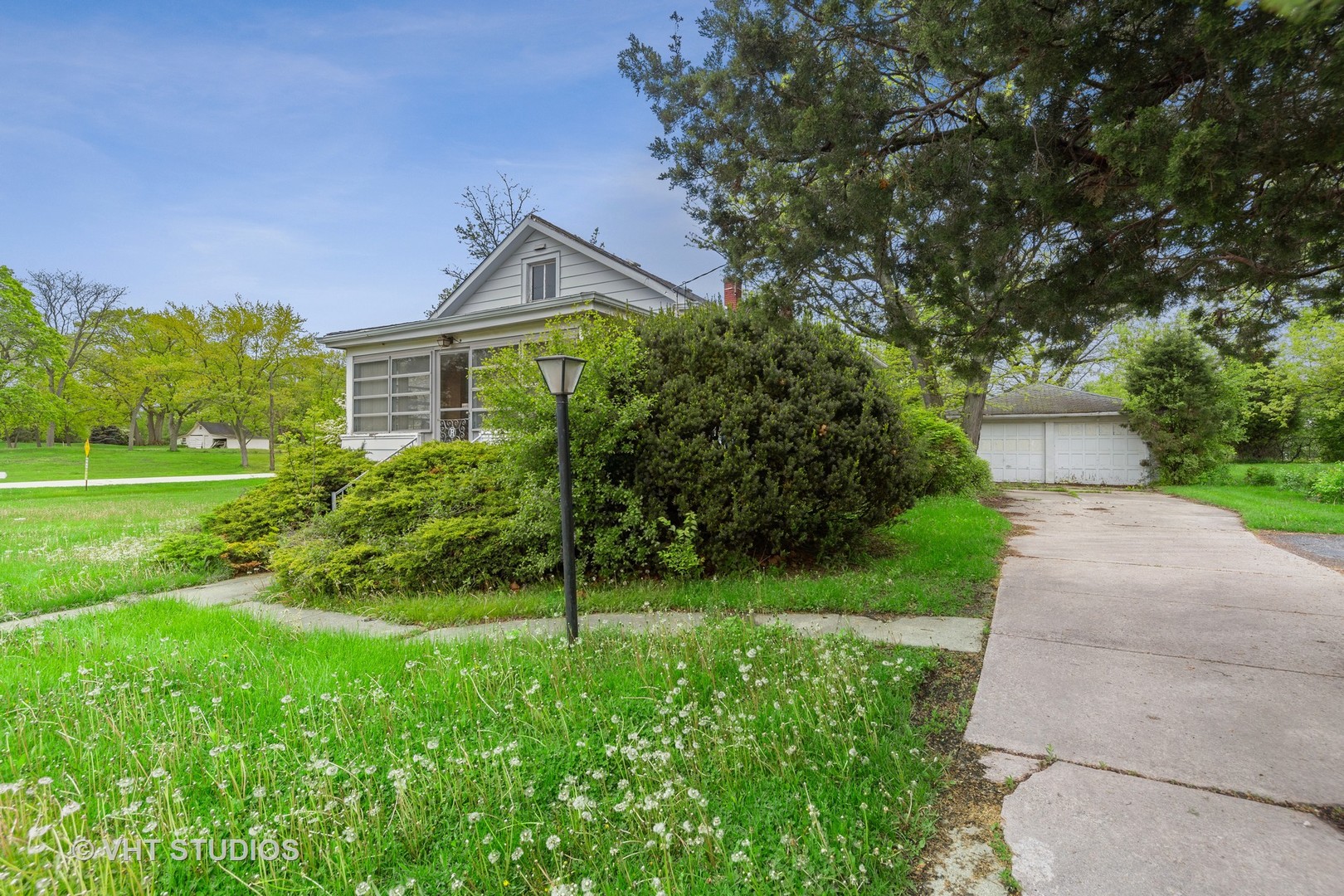 3610 York Road Oak Brook, IL 60523 - Photo 4 of 9 a view of a house with a yard and plants