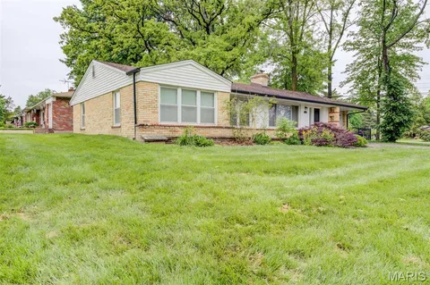 $225,000 | 1101 East Parkedge Lane, University City, MO 63130