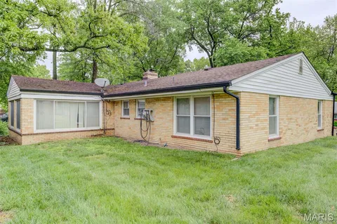 $225,000 | 1101 East Parkedge Lane, University City, MO 63130