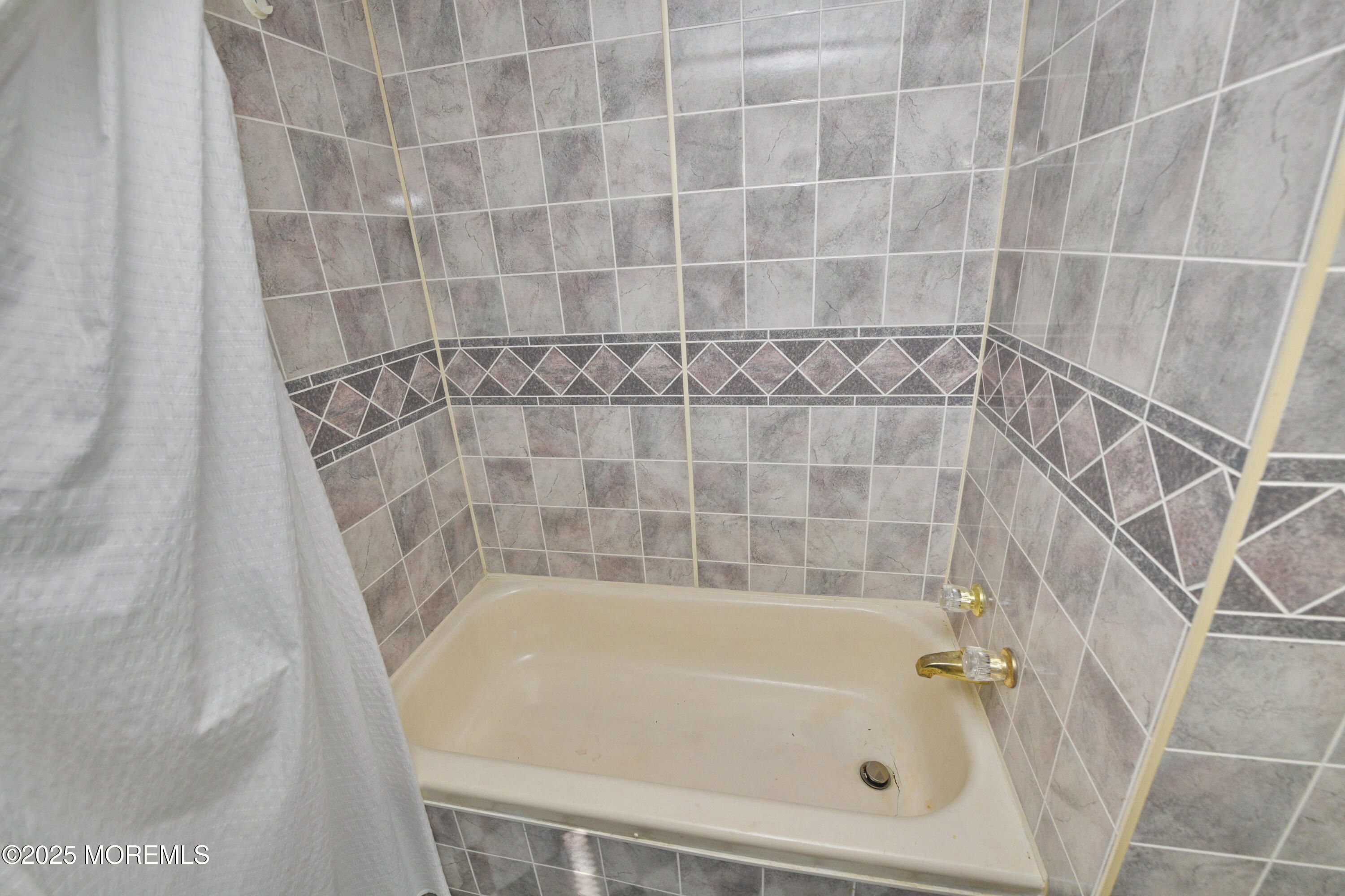 35 Judith Way Jackson, NJ 08527 - Photo 14 of 20 a bathroom with a bathtub