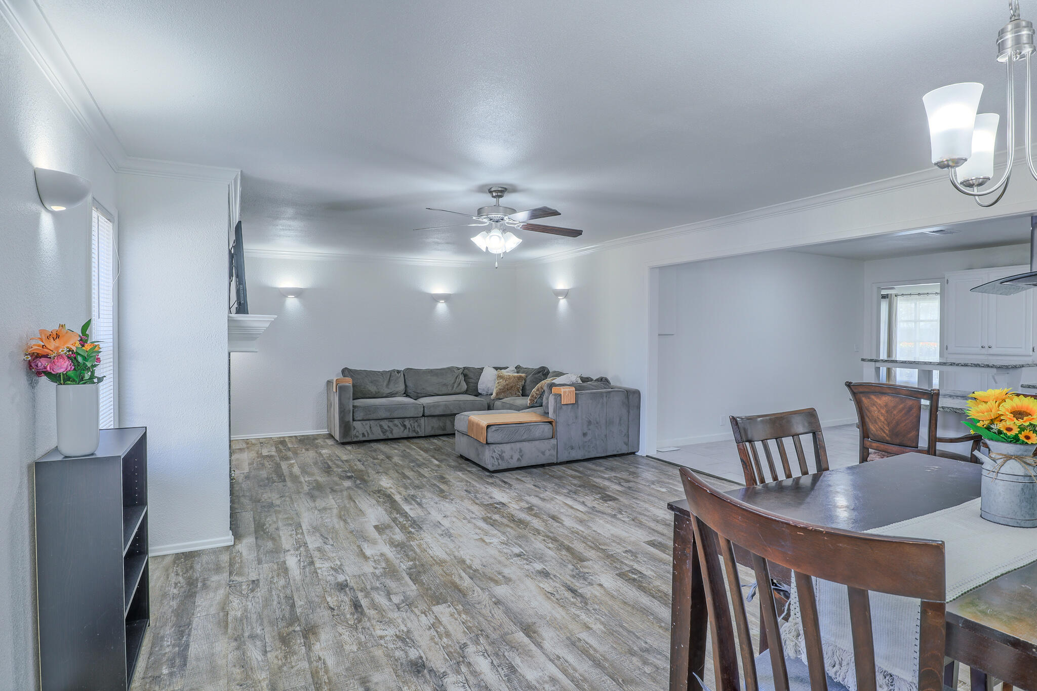3108 46th Street Lubbock, TX 79413 - Photo 11 of 28 Living/Dining Room