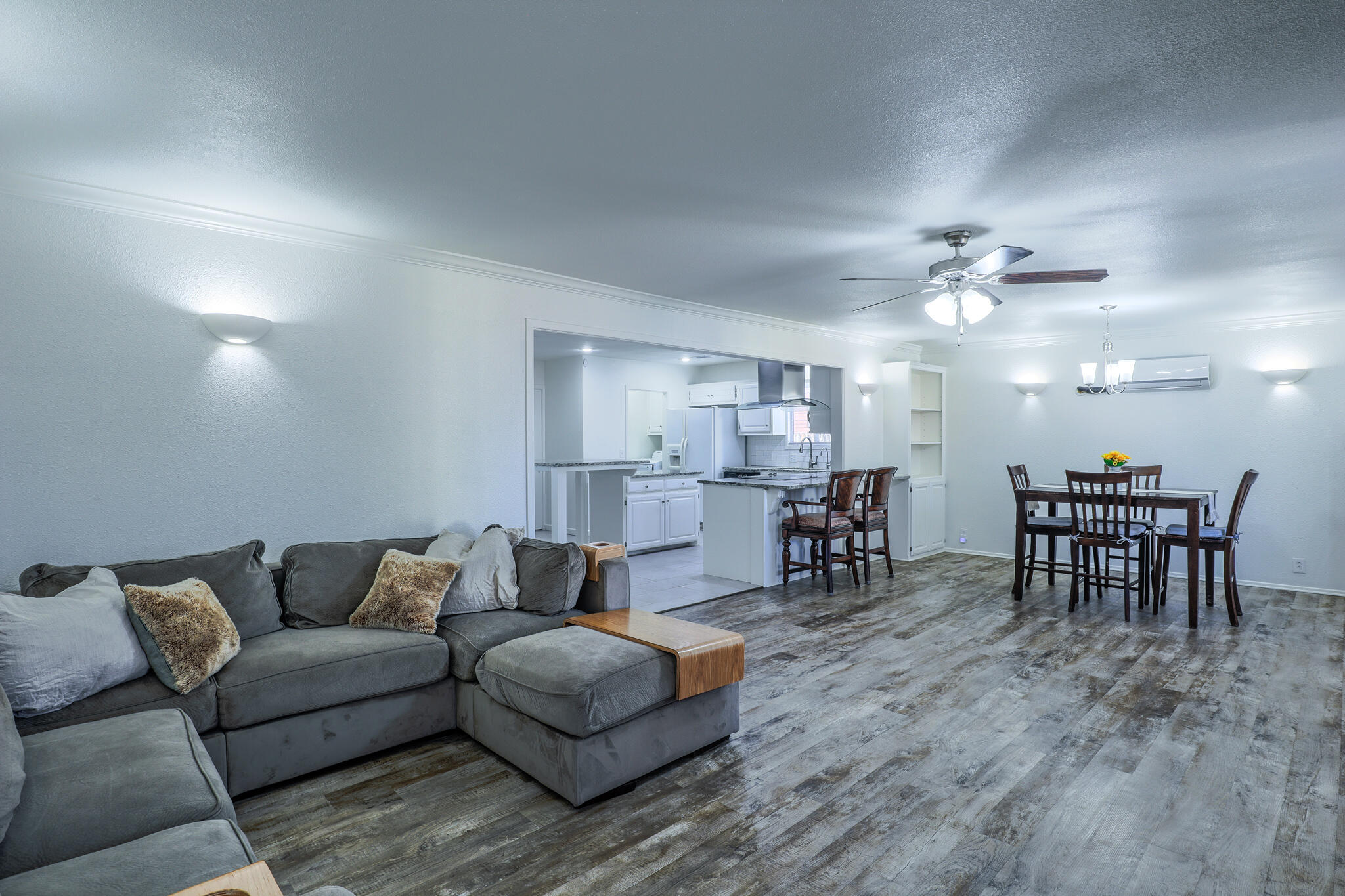 3108 46th Street Lubbock, TX 79413 - Photo 12 of 28 Living/Dining Room
