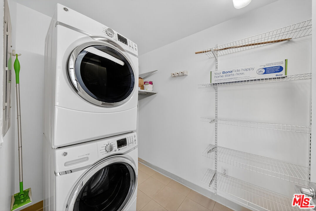 1100 South Hope Street, Unit 1501 Los Angeles, CA 90015 - Photo 16 of 63 a view of a hallway with washer and dryer
